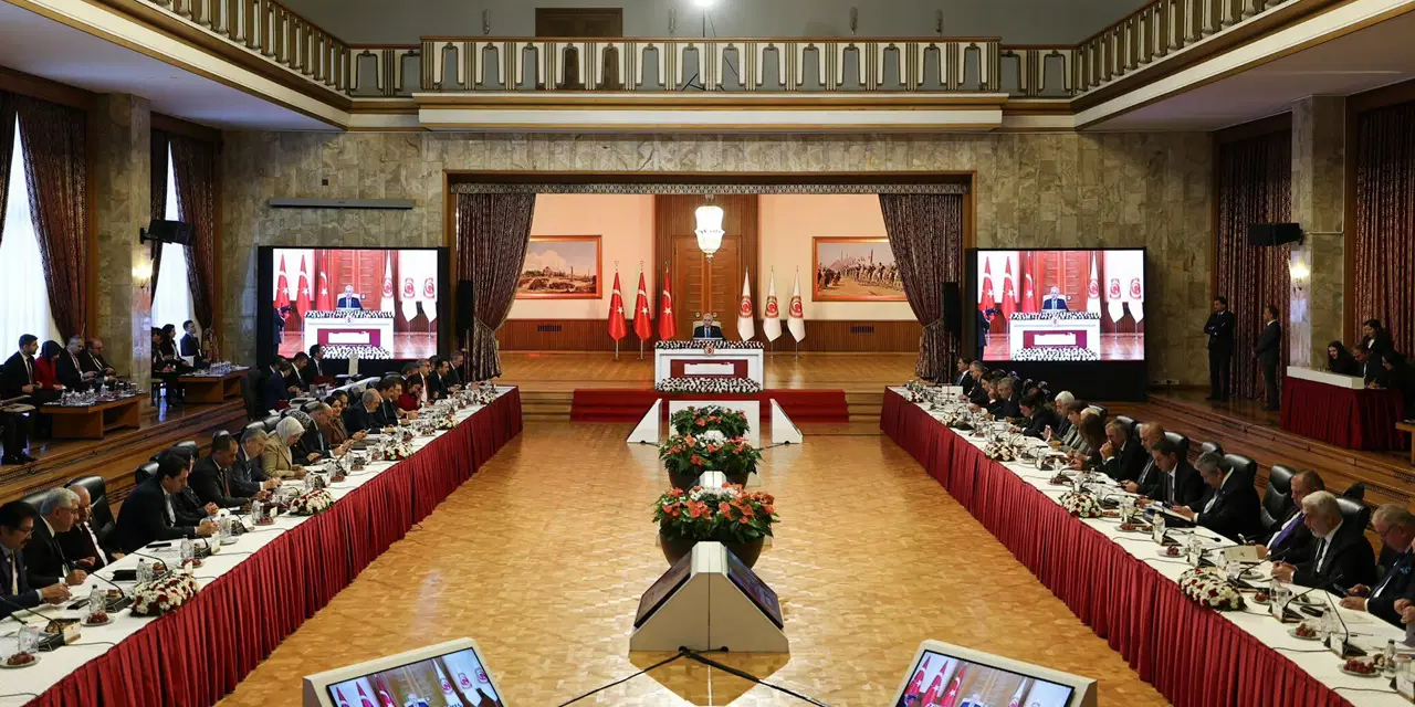 İki bakanın sunum yaptığı ‘süreç’ komisyonu toplantısı sona erdi