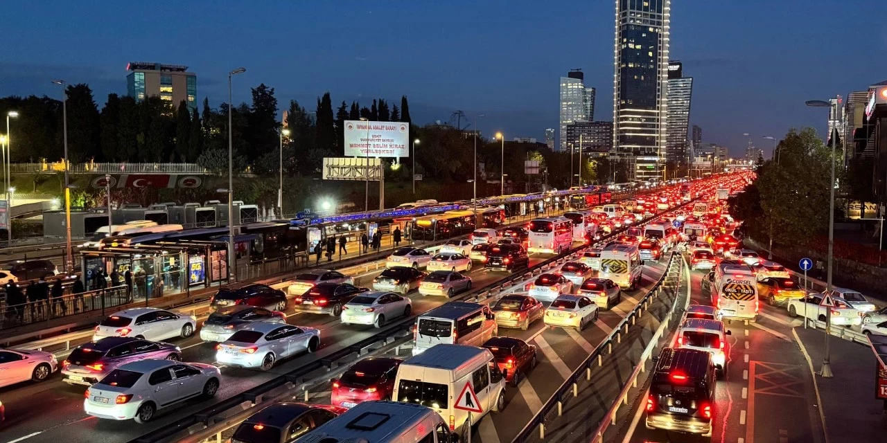 İstanbul'da akşam saatlerinde trafik kilitlendi: Yoğunluk yüzde 83'e ulaştı