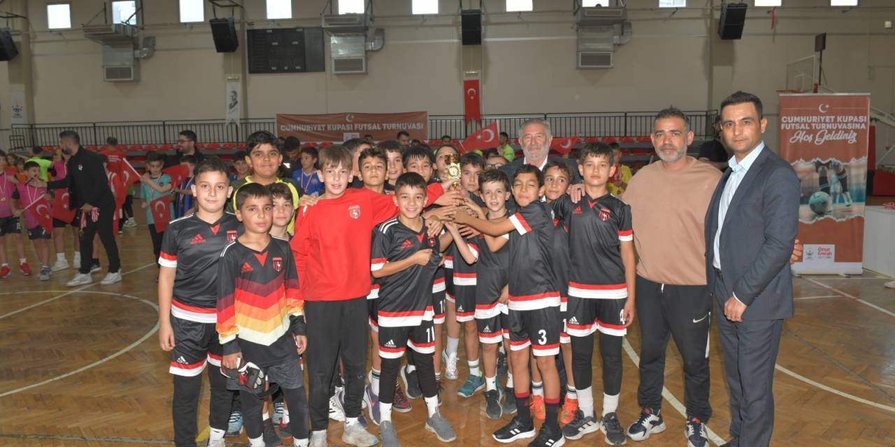 Cumhuriyet Bayramı'na özel Futsal Turnuvası Çiğli'de yapıldı