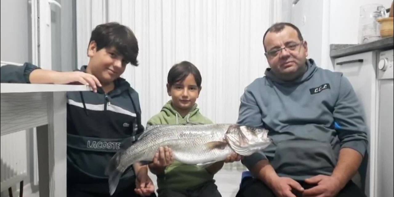 Sinop'ta amatör balıkçı dev levrekle keyifli anlar yaşadı