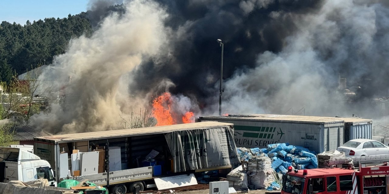 Pendik'te yediemin deposunda yangın