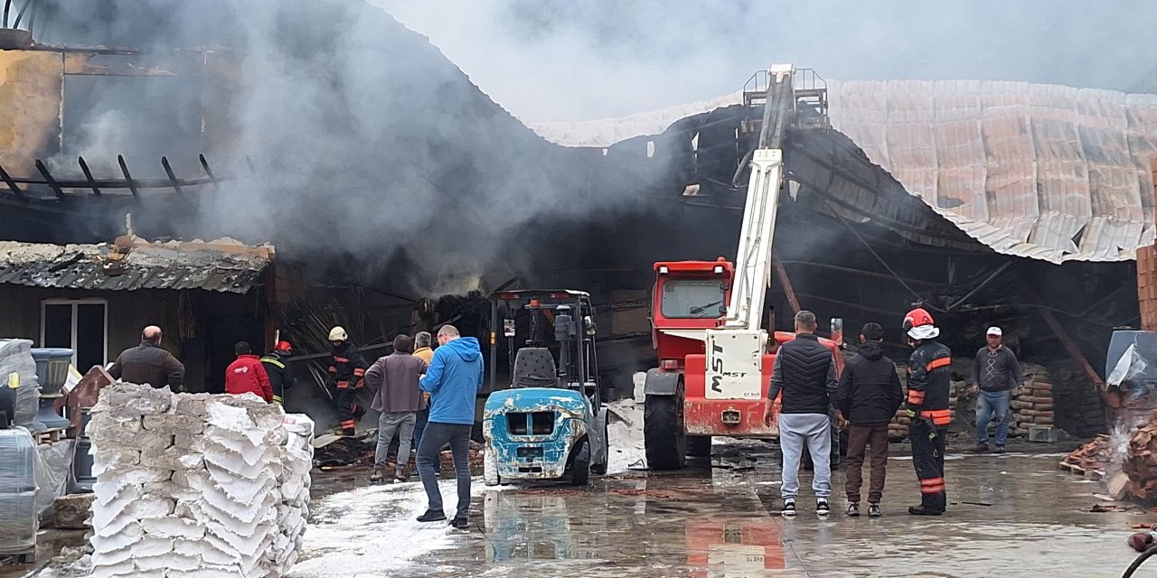 Trabzon'da yapı malzemeleri satılan iş yeri yandı