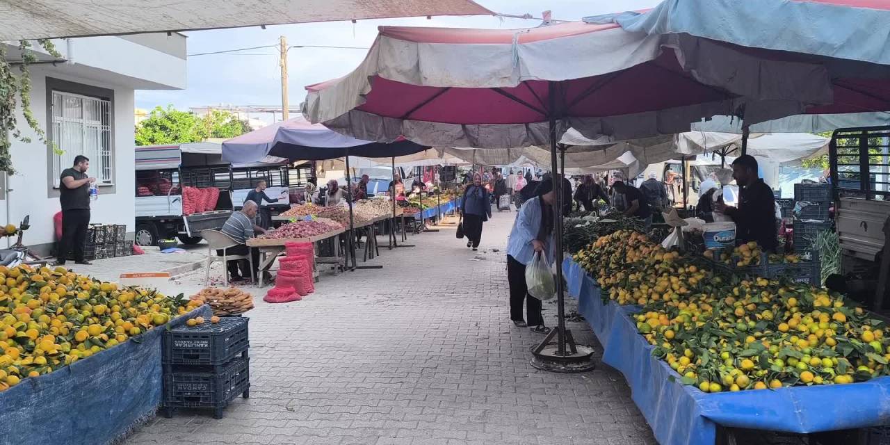 Üniversite öğrencisi pazarda: "Ekonomik sıkıntılar bizi bu durumlara düşürdü"