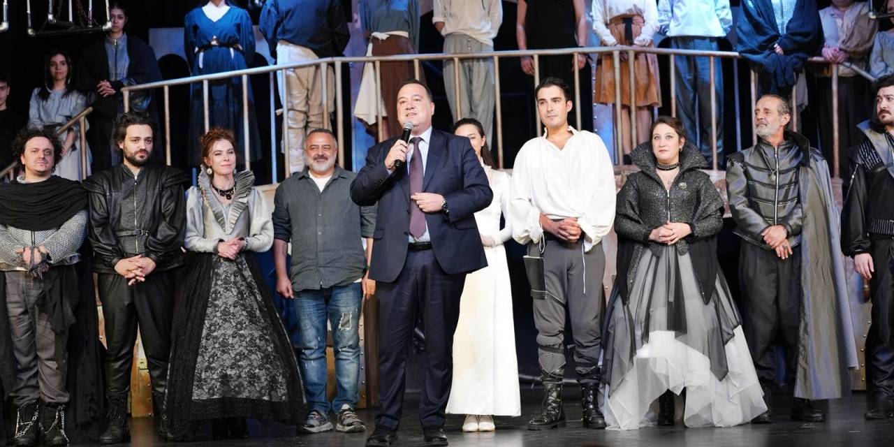 Dutlulu, 'Romeo ve Juliet' oyununu Manisalılarla izledi