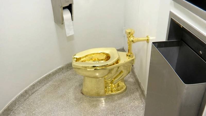 Altın klozet “Amerika” 10 milyon dolardan satışa çıkıyor