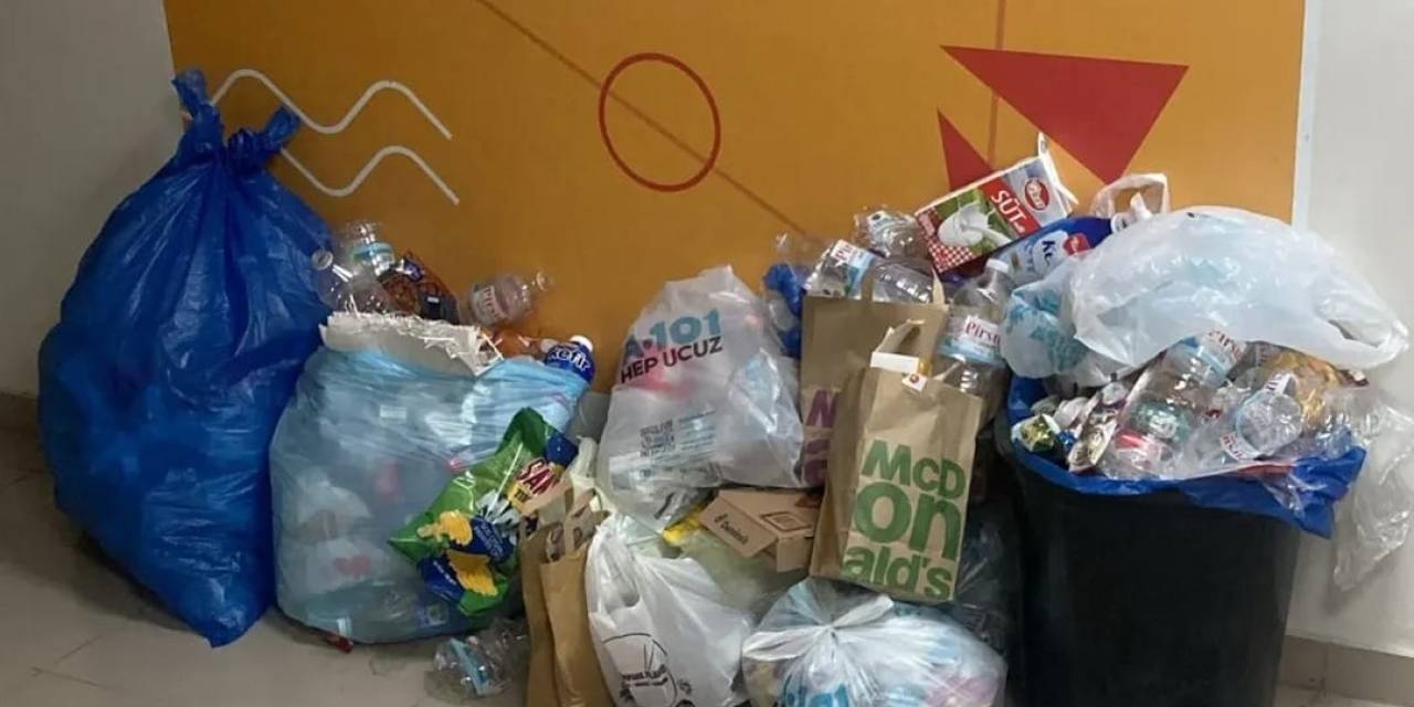 Ege Üniversitesi'nde öğrencilerin çöp isyanı