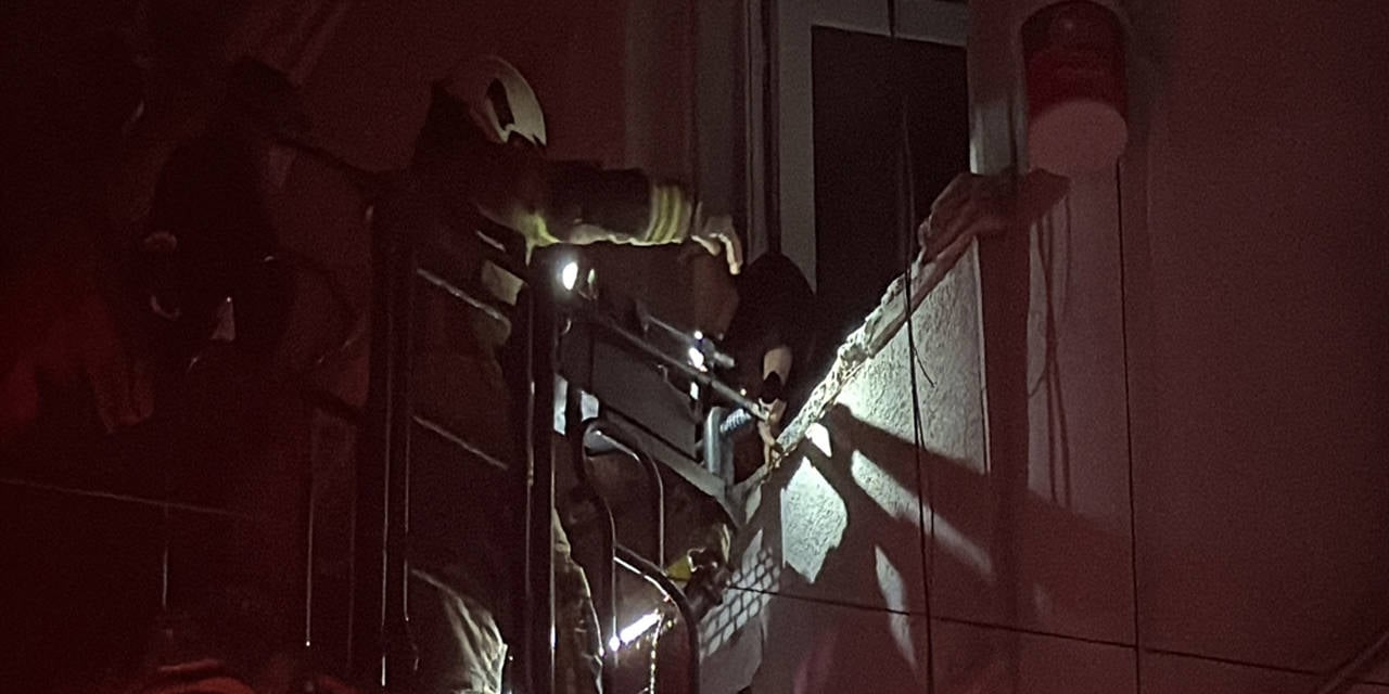 Beyoğlu’nda yangın: Mahsur kalan 4 kişi kurtarıldı