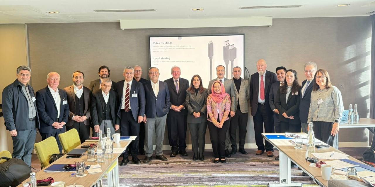 Ekmen, Dublin'deki görüşmelerini değerlendirdi: 'Türkiye kendi barışını yaratma gücüne sahiptir'