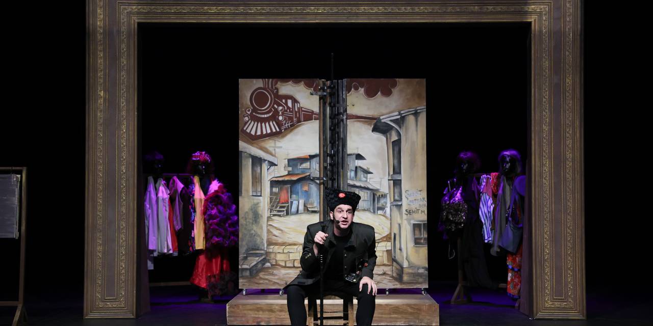 Eyvah Nadir, İstanbul'da tiyatroseverlerden tam puan aldı