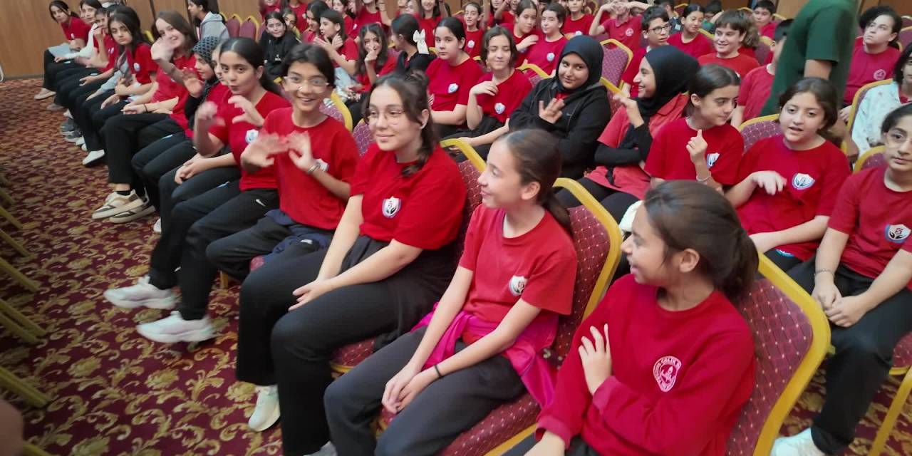 Yüreğir'de gençler 'Pembe Aslında Siyahtır' oyunuyla buluştu