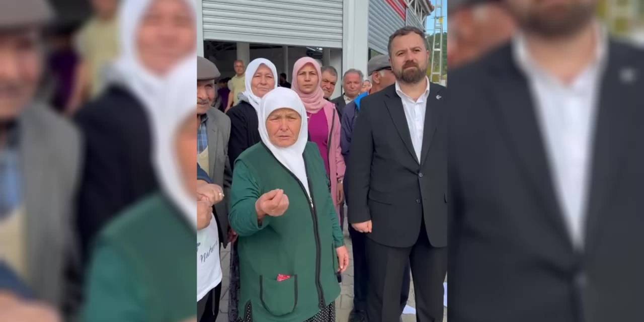 Kıran Mahallesi'nde ruhsatsız yapı yıkımına tepki: Mahalleliler AK Parti üyelik belgelerini yırttı