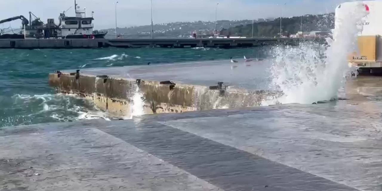 Sinop’ta fırtına etkisi: Gezi teknesi devrildi