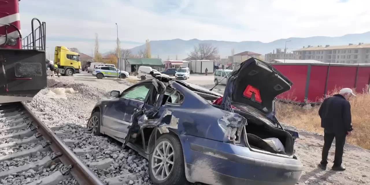 Malatya'da hemzemin geçitte korkutan çarpışma: İki kişi mucizeyle kurtuldu