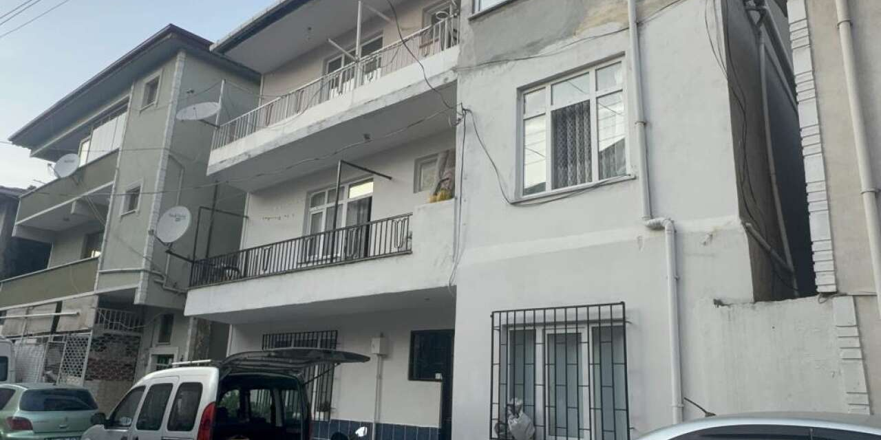 Gebze'deki facianın ardından şimdi de Kocaeli! Kolonları çatlayan 3 katlı bina boşaltıldı