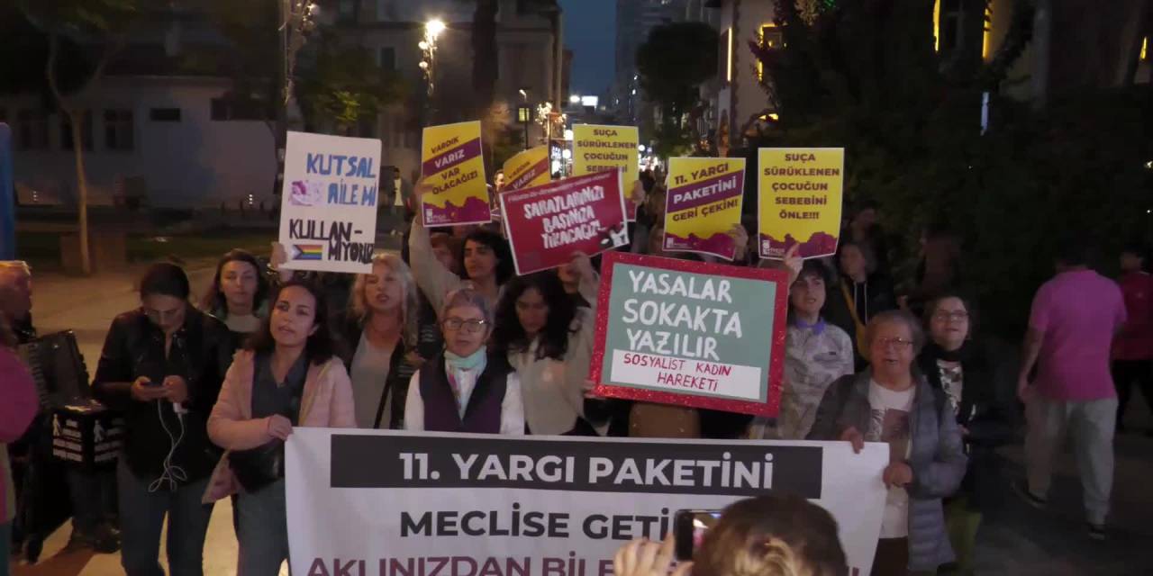 İzmir'de 11. Yargı Paketi protestosu: Özgürlüklerimizi kısıtlamaya izin vermeyeceğiz