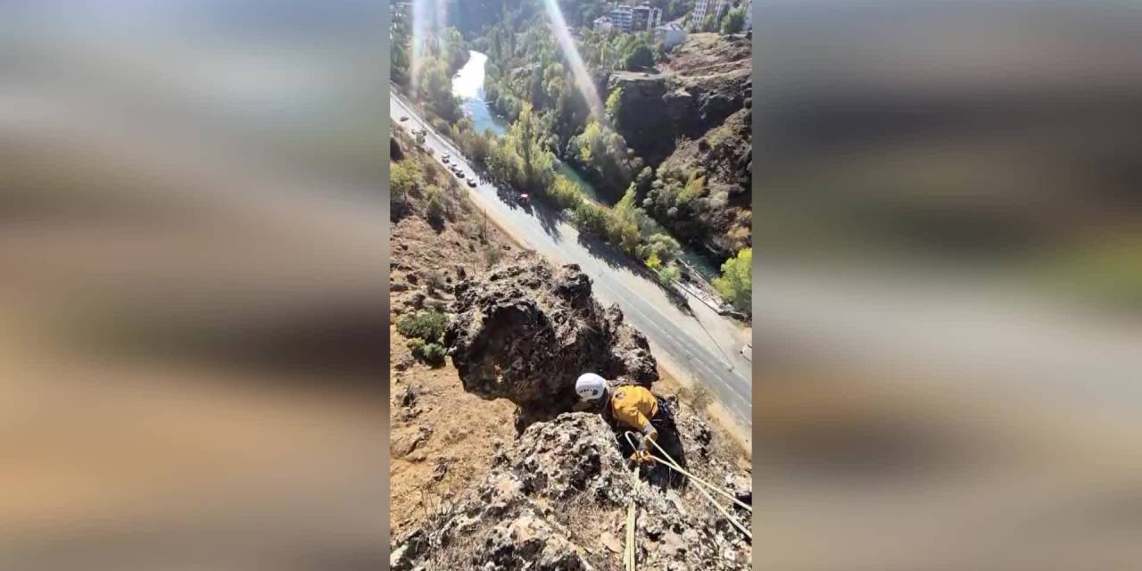 Tunceli’deki kayalar, trafik güvenliği için kontrollü bir şekilde düşürülüyor