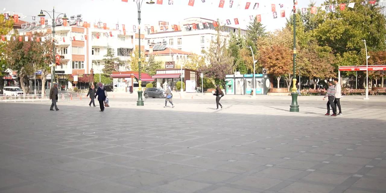 Cumhuriyet Meydanı'nda Burdur Belediyesi'nden ücretsiz internet