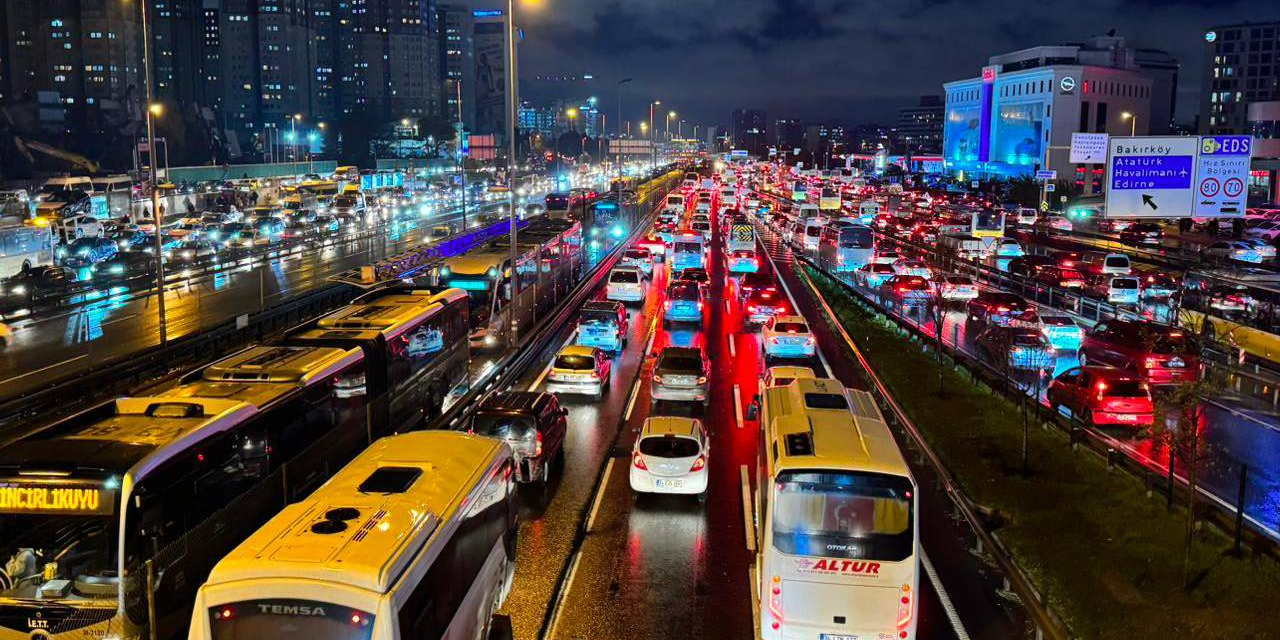 Sağanak yağış İstanbul'u felç etti: Trafik yoğunluğu yüzde 90'a çıktı