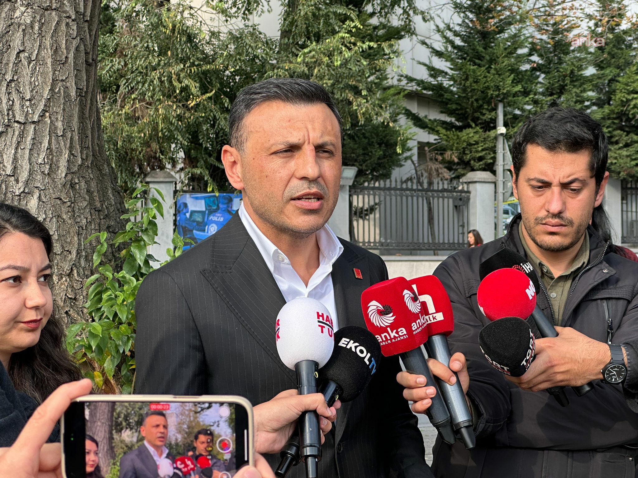 Özgür Çelik'ten gazetecilere yönelik operasyona tepki: “Korku duvarları örmek istiyorlar”