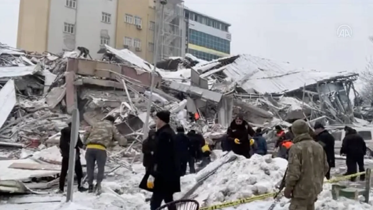 Depremde 16 kişinin öldüğü Avşar Otel davasında davasında firariler aranıyor, sanıklar tutuksuz