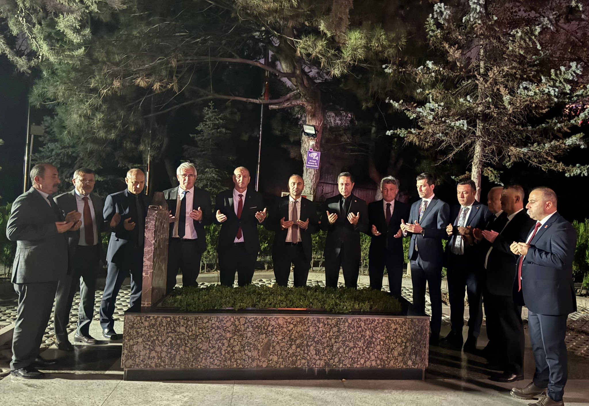 Alparslan Türkeş’in kızından babasının kabrini ziyaret eden MHP'lilere sert tepki: "Vicdanınızı mı rahatlatıyorsunuz?"