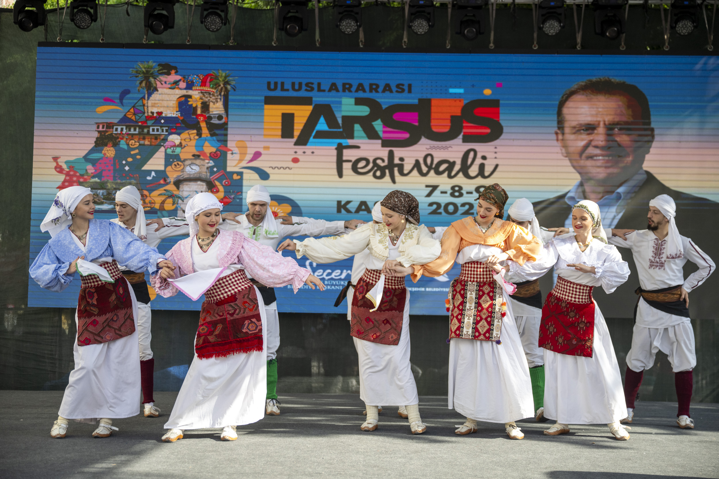 Tarsus’ta Festival Coşkusu: Binlerce kişi sokaklara taştı