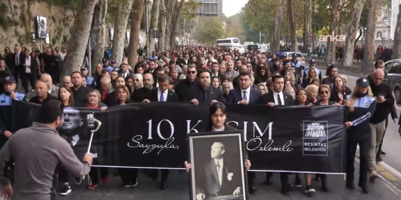 Dolmabahçe'de Atatürk'e saygı yürüyüşü