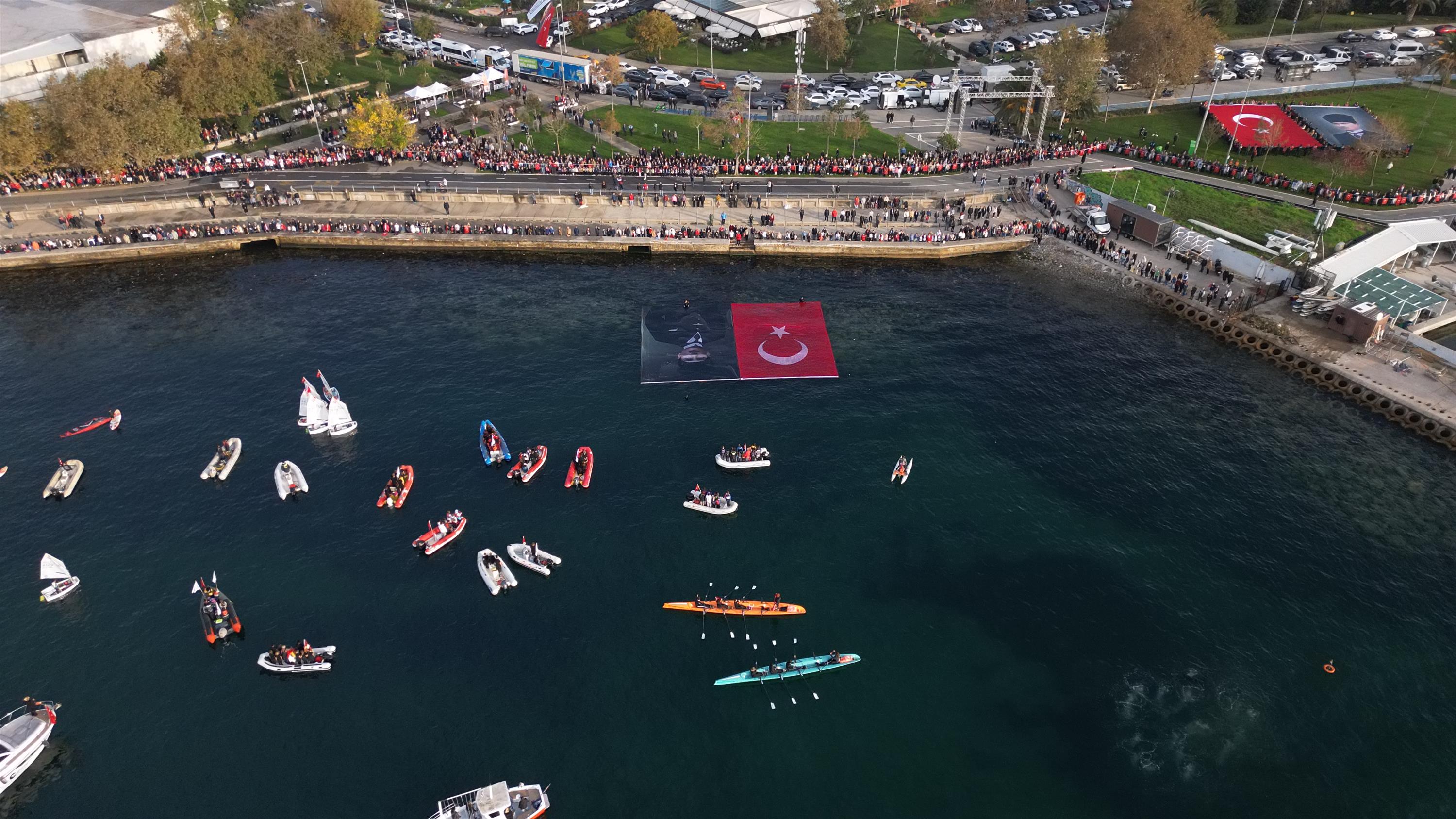 Kadıköy’de denizde ve karada binlerce kişiden Ata’ya saygı zinciri