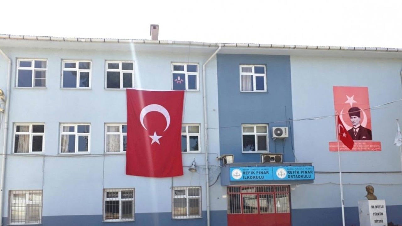 Okul müdürü, 13 yaşındaki otizmli öğrenciyi merdivenlerden itti!