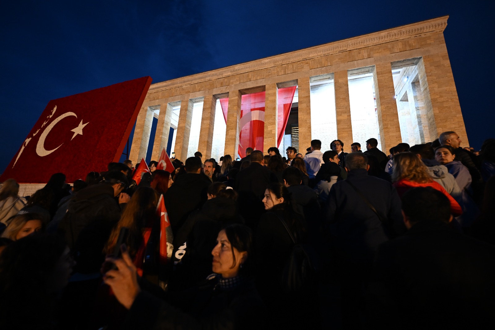 Yüzbinler gece nöbetinde: 10 Kasım gecesinde Ankaralılar Anıtkabir’e akın etti