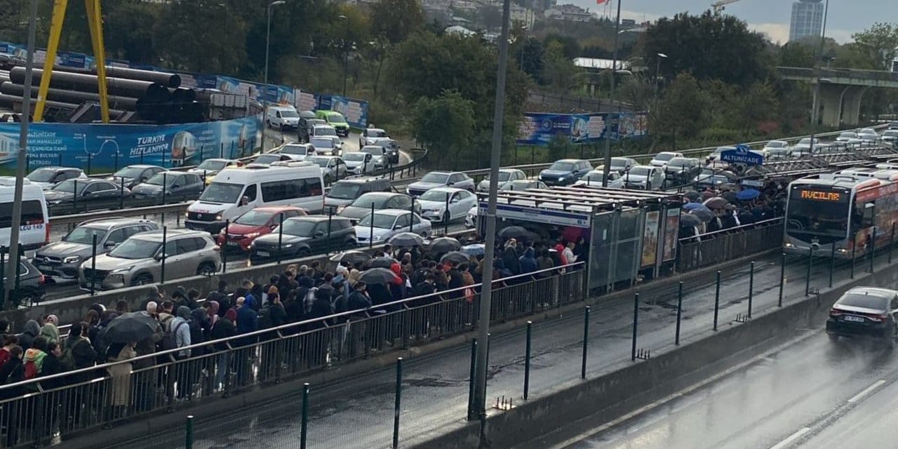 Metrobüs seferleri durma noktasına geldi