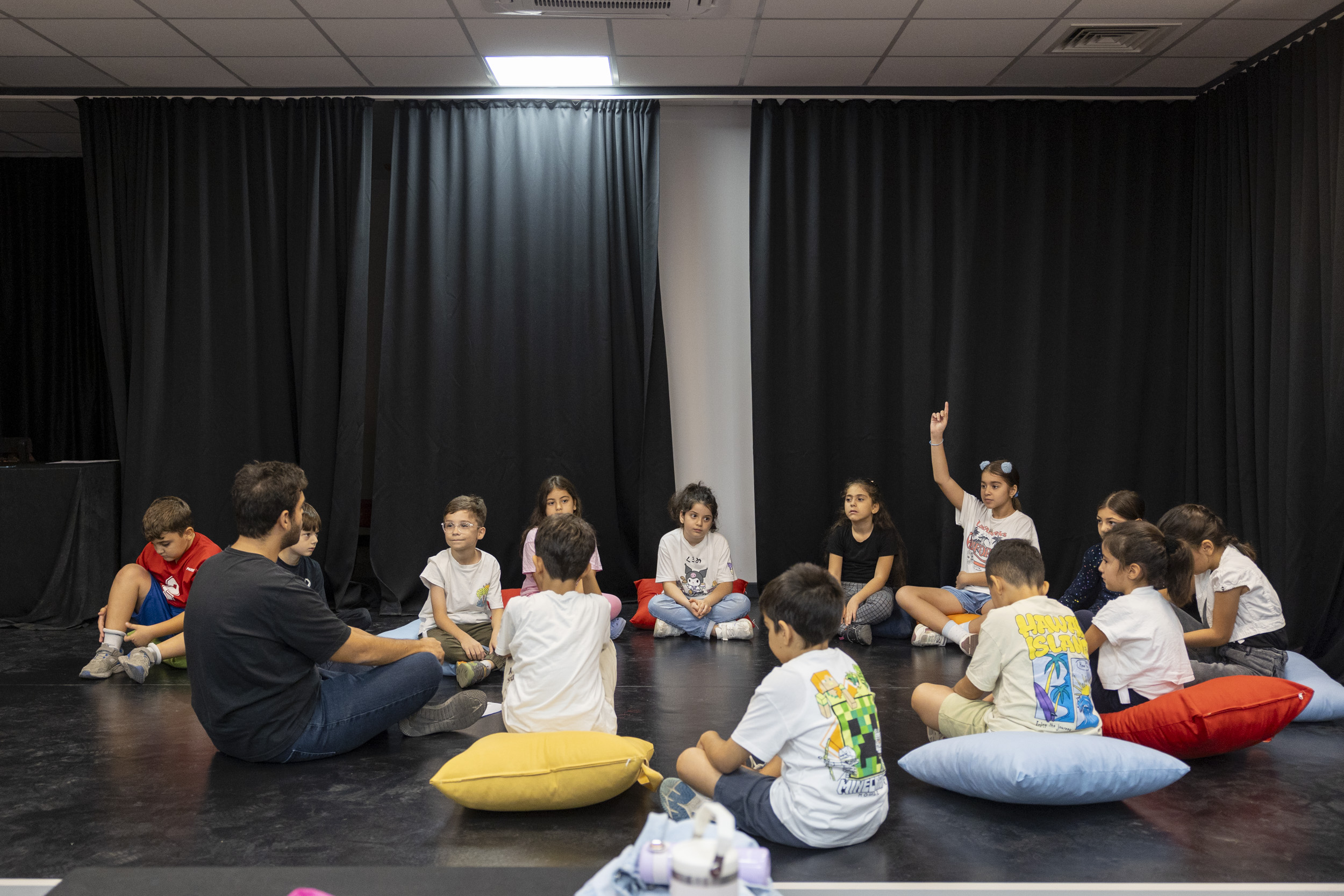 Mersin’de sahne tozu heyecanı: 250 kursiyer tiyatroya adım attı