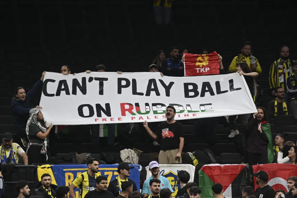 Fenerbahçe-Maccabi Tel Aviv maçında Filistin pankartı: “Enkazların üzerinde top oynayamazsınız! Yaşasın Filistin!”
