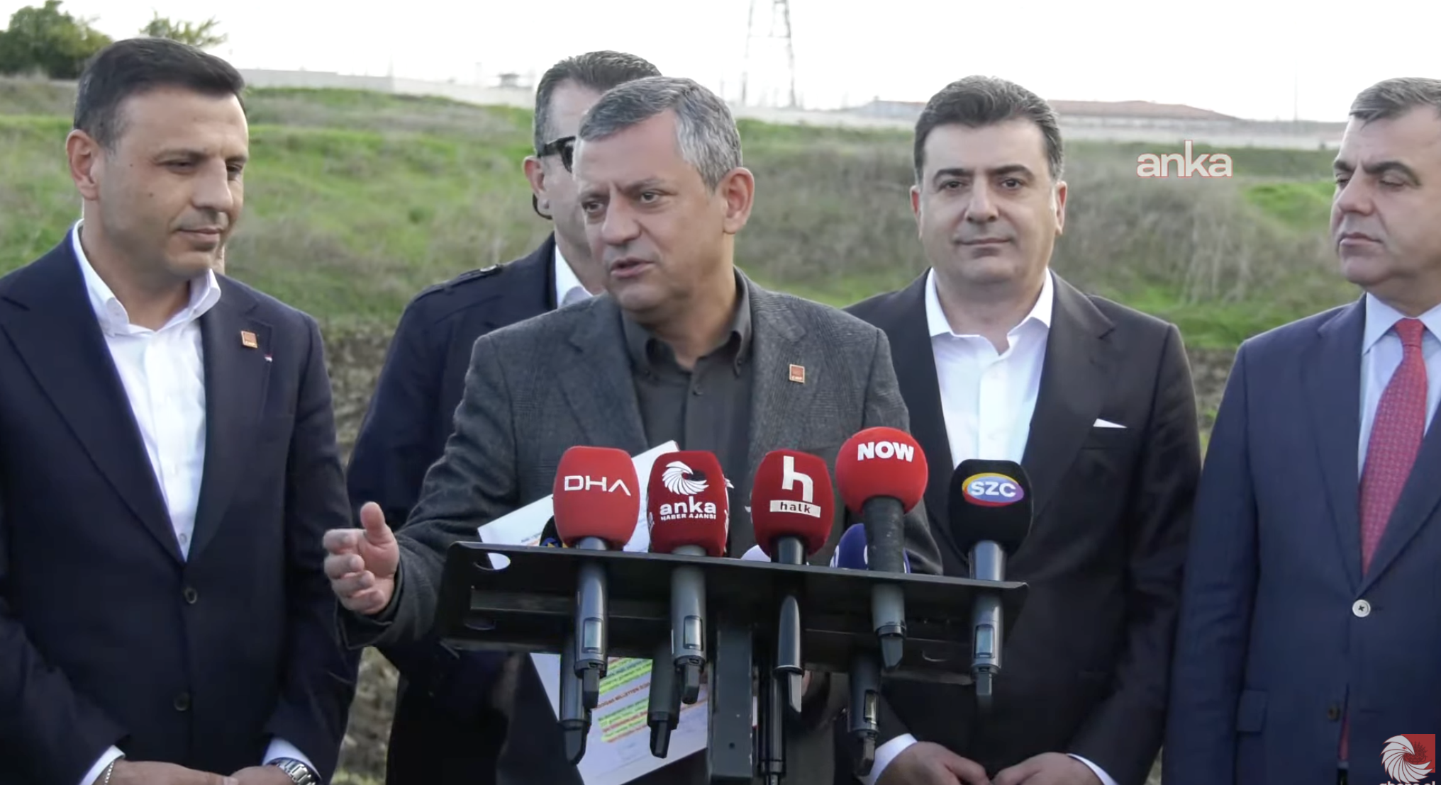 İddianamenin ardından Özel'den Silivri'ye ilk ziyaret: "Ekrem Başkan, indirecek seni o koltuktan"