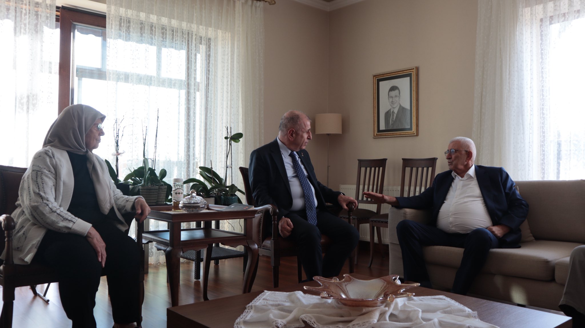 Zafer Partisi Genel Başkanı Prof. Dr. Ümit Özdağ, İmamoğlu'nun ailesini ziyaret etti