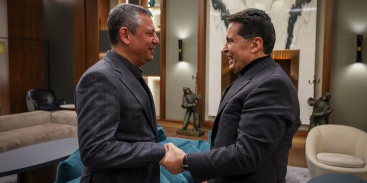 Özgür Özel, tahliye olan Ahmet Özer ile bir araya geldi