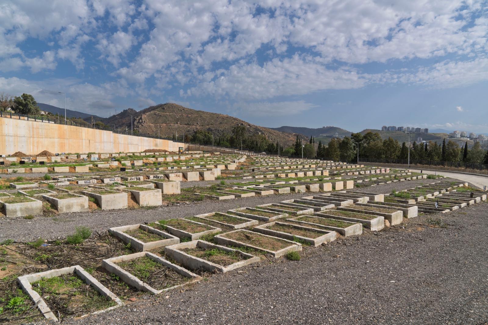Örnekköy’de çift katlı mezarlık dönemi başladı