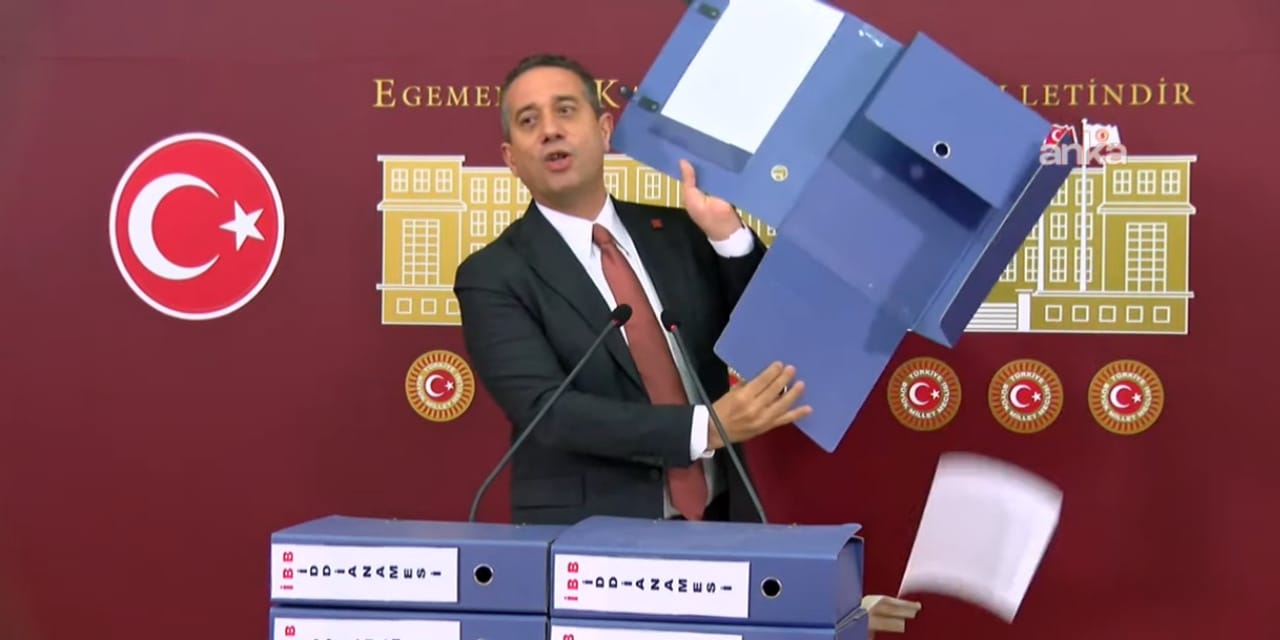 Ali Mahir Başarır, içi boş klasörleri teker teker fırlattı: "Bununla mı parti kapatacaksın?"