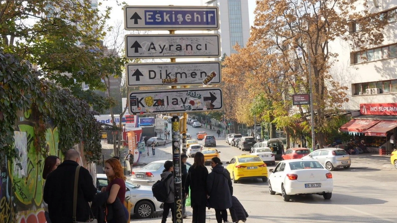 Kızılay tabelası önünde fotoğraf çekilen gençler: Paramız yok, her yer çok pahalı!