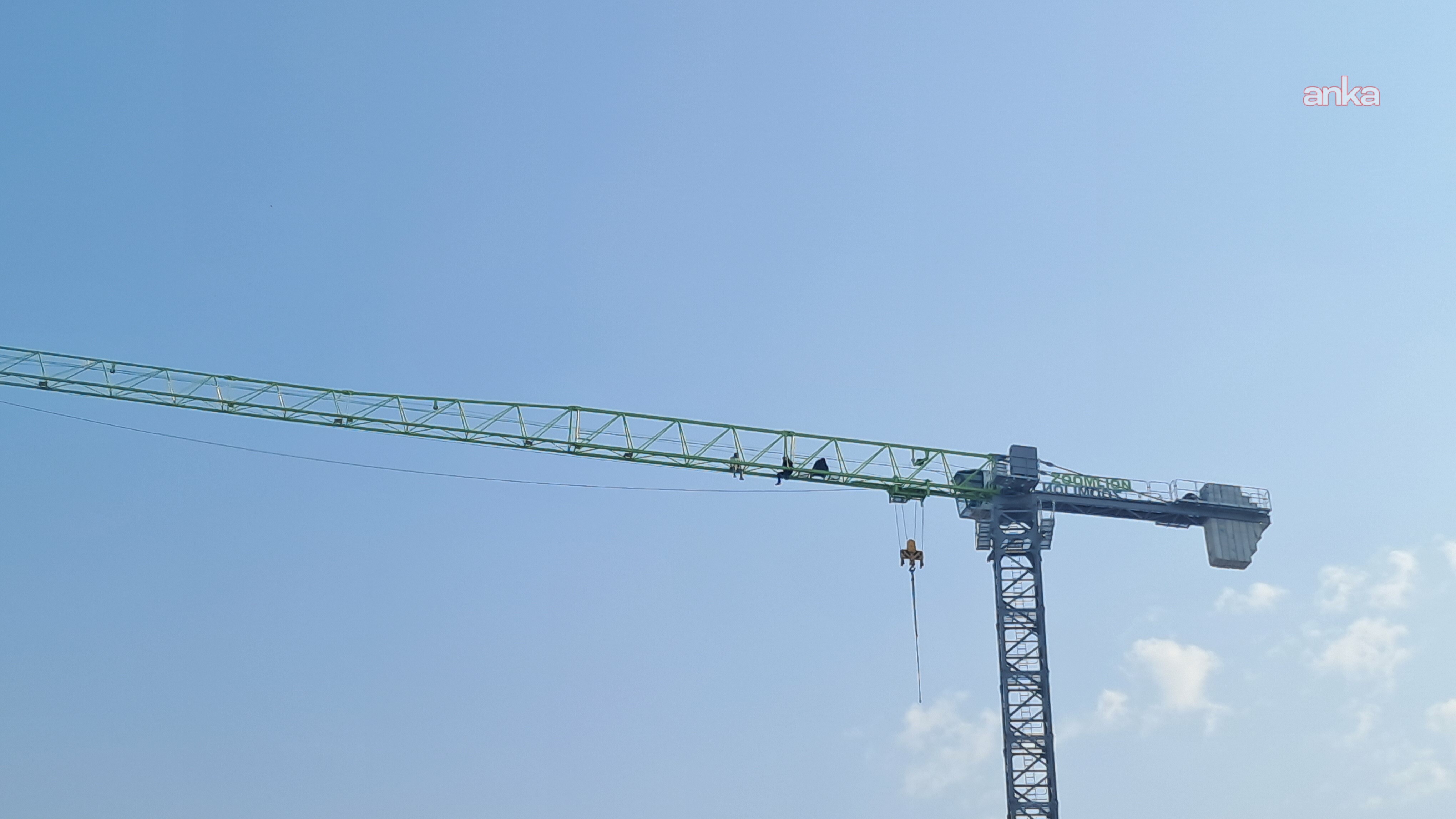 Hatay'da iki işçiden vinç tepesinde 24 saatlik protesto: "Yüz arkadaşımız eski makinelerde çalışırken vefat etti"