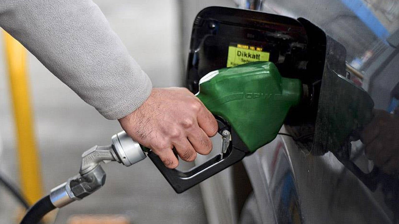 Benzin fiyatlarına yine zam: İşte son rakamlar
