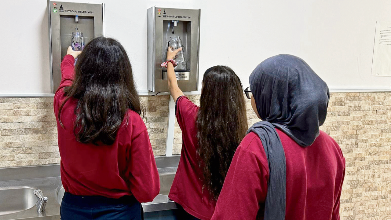 Muhalefete muhalefetin sınırı yok: CHP okullara su sebili istedi, AKP musluktan içsinler önerisi getirdi