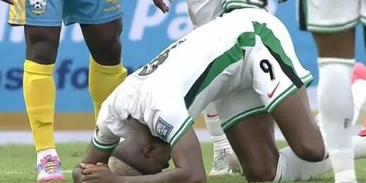 Galatasaray, Nijerya'dan gelen haberle yıkıldı: Victor Osimhen derbiyi kaçırabilir!