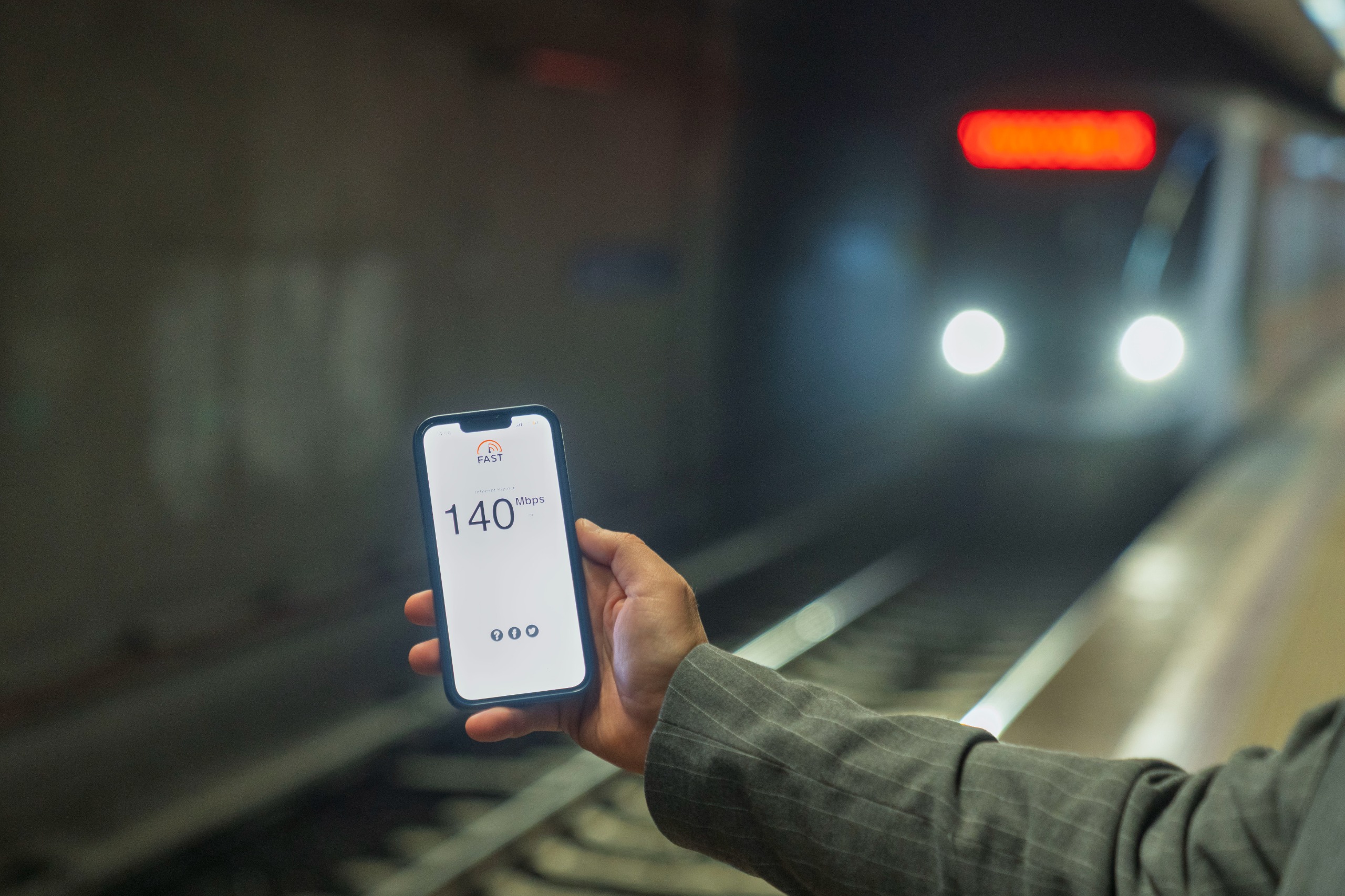 İzmir’de kesintisiz iletişim başladı: Metro tünellerinde telefon çekiyor