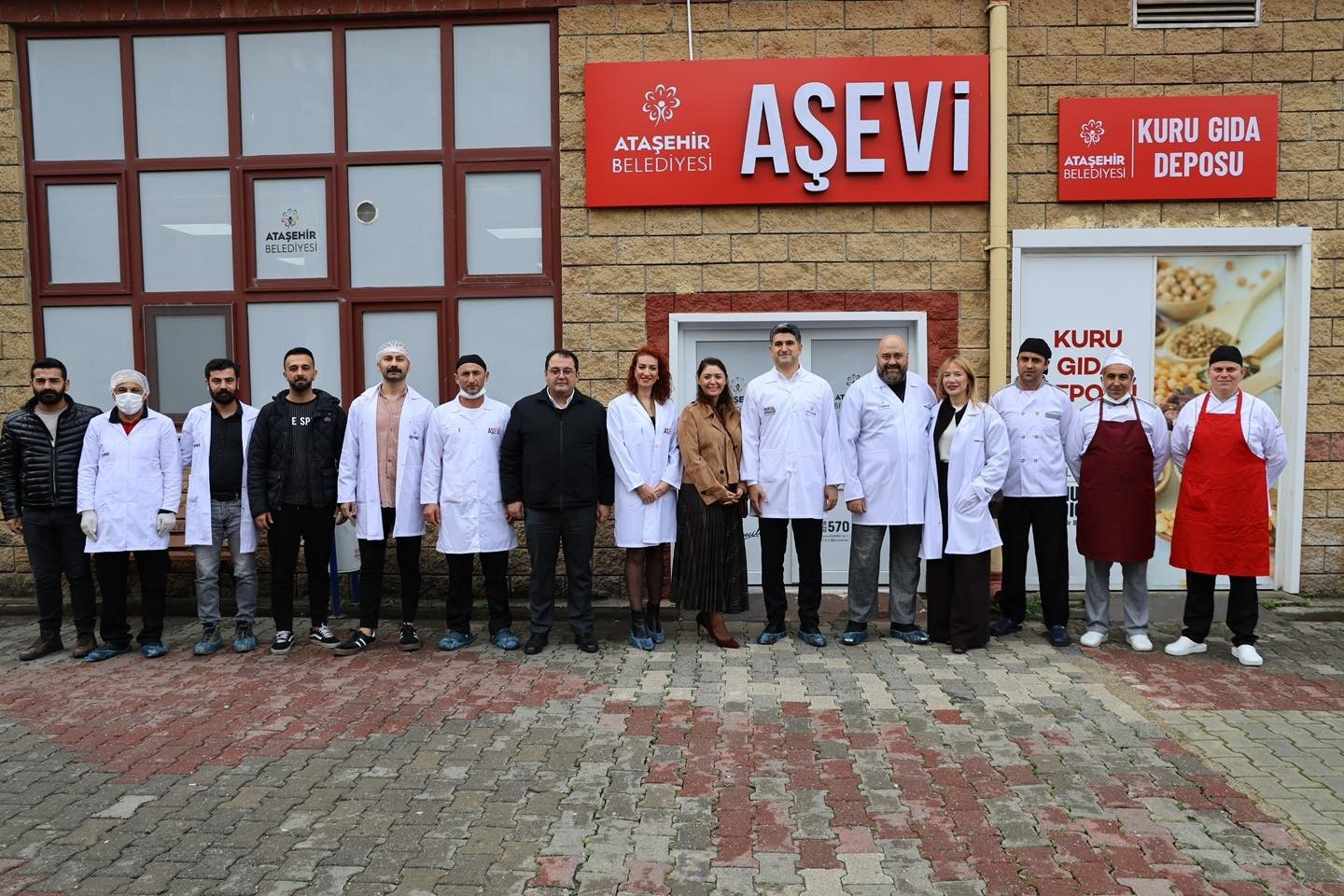 Somer Sivrioğlu, Ataşehir Belediyesi’nin aşevinde mutfağa girdi