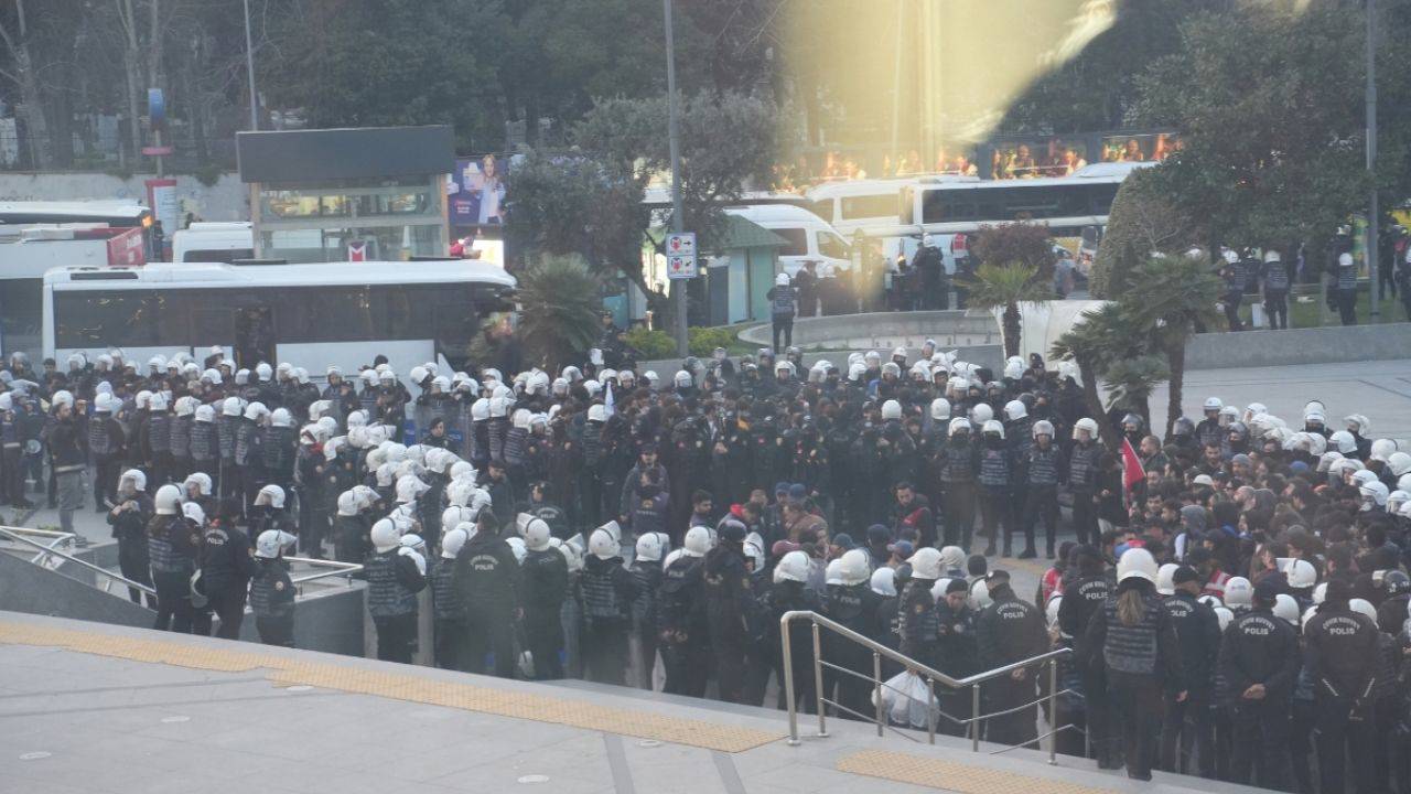 Cevahir AVM önünde 120 kişinin herhangi bir yasaklama kararı olmadan gözaltına alındığı ortaya çıktı