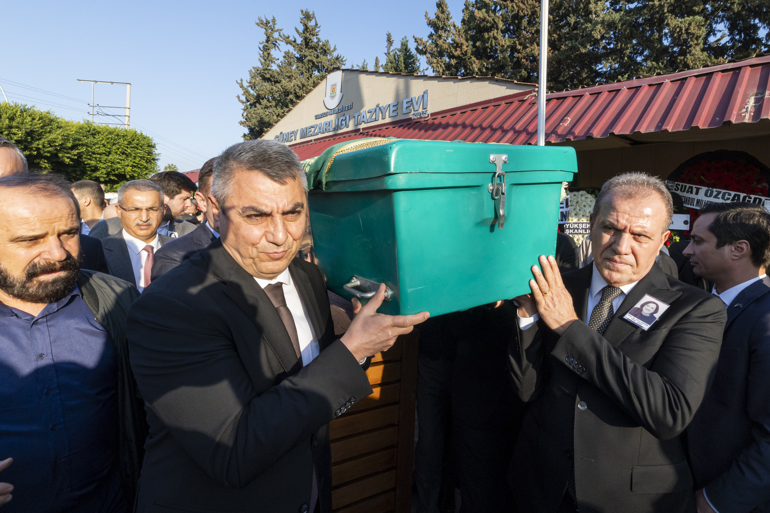 Vahap Seçer, kardeşini son yolculuğuna uğurladı