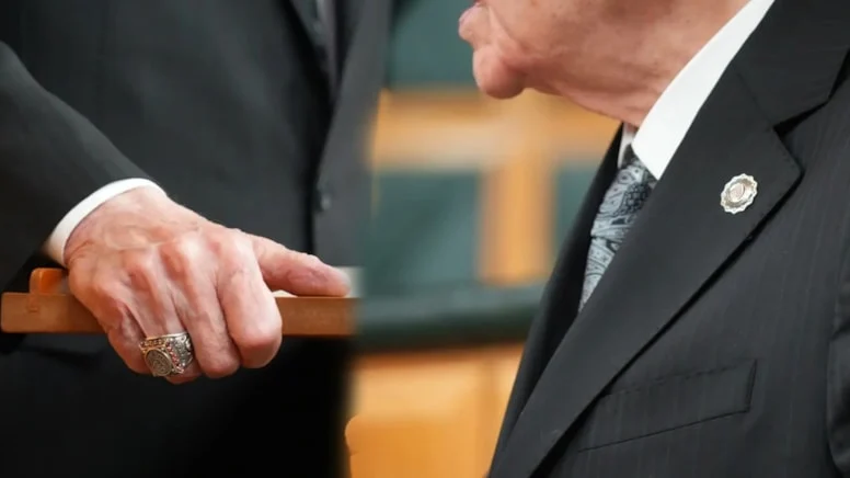 Bahçeli'nin dikkat çeken yüzük ve rozet ayrıntısı