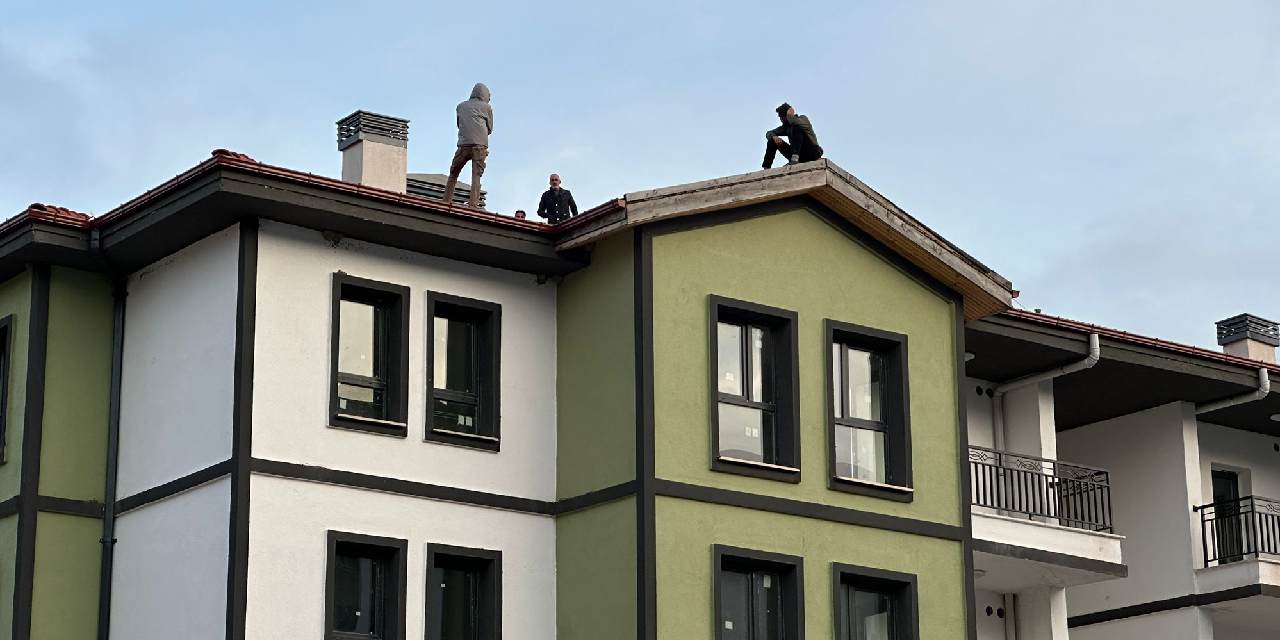 TOKİ işçileri ücretlerini alamadı ve çatıya çıktı