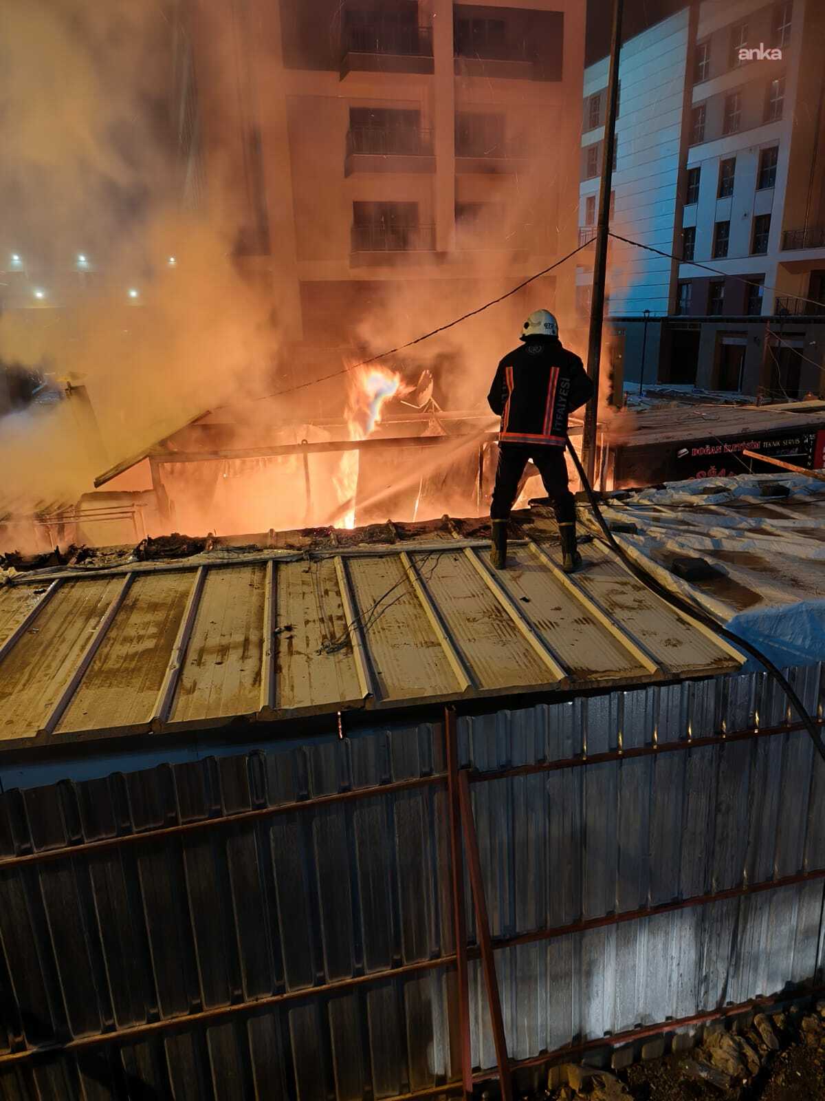 Depremzede esnafın konteyner iş yerlerinde yangın: 1 kişi yaralandı